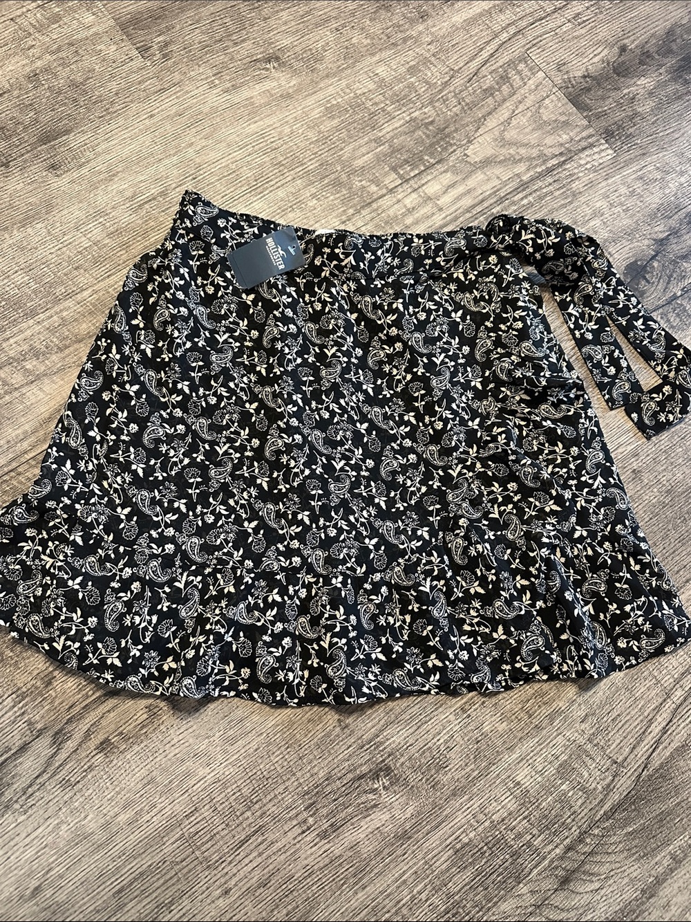 NWT Hollister Black Floral Tie-Waist Skater Skirt